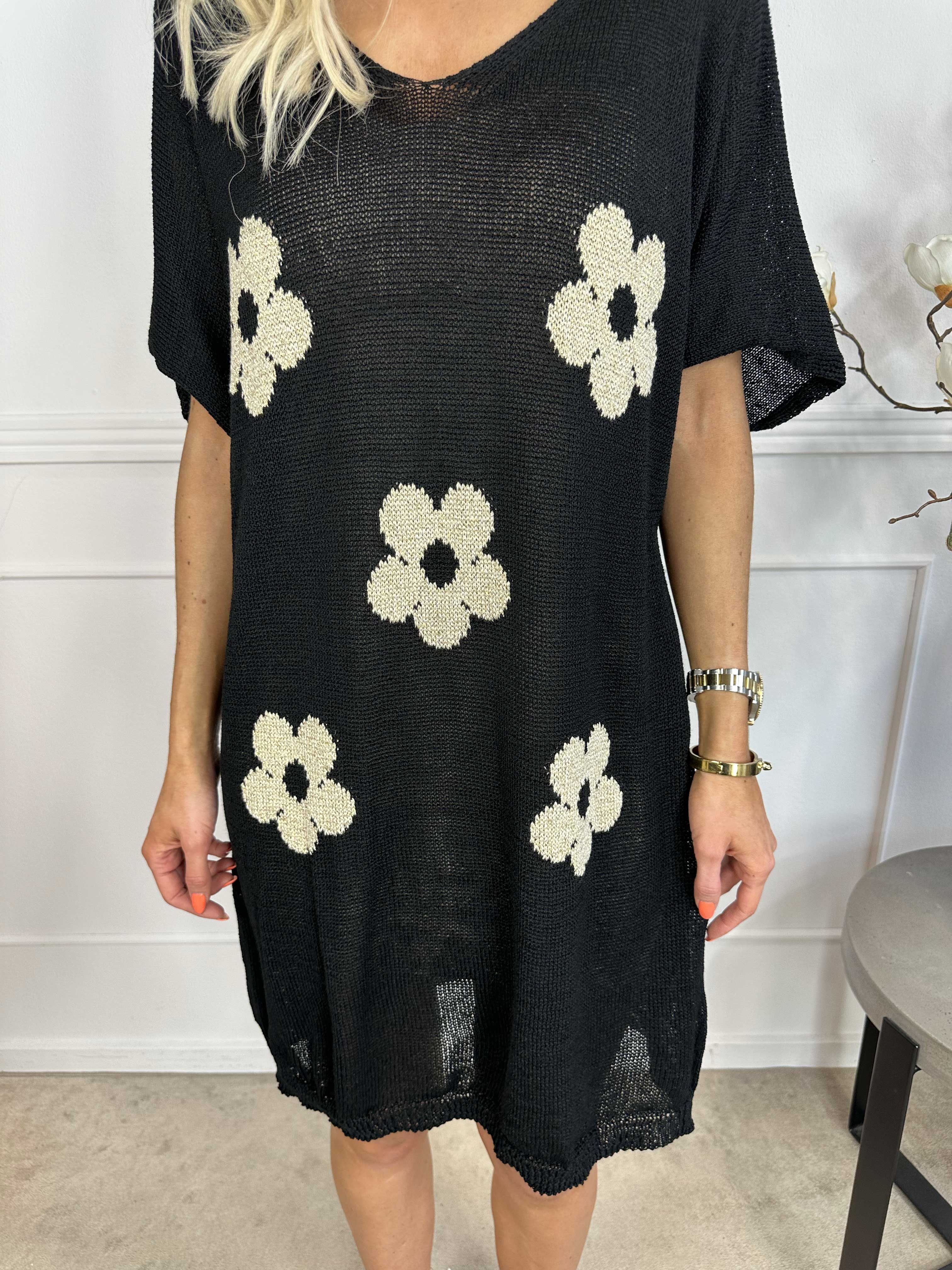 Emine - Söt stickad klänning med kort ärm och blommor och glittriga trådar